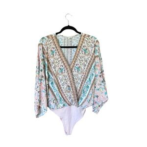 Magnolia Boutique Boho Floral Print Bodysuit Sz S – Kimono Sleeve V-Neck Top‎